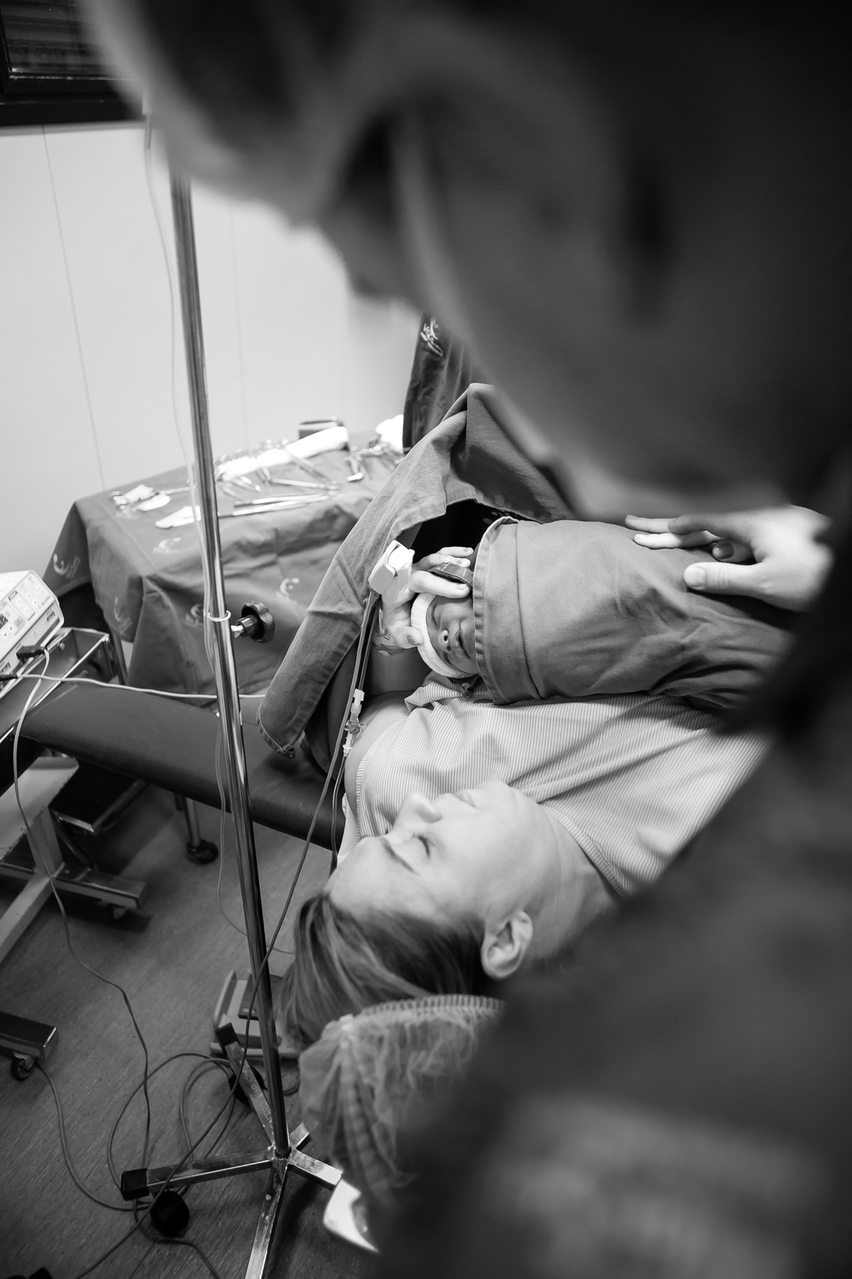 pai olhando o carinho da mãe no bebê