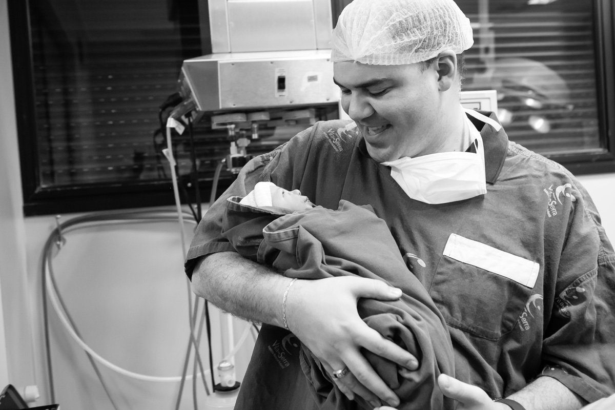 pai carregando a bebê