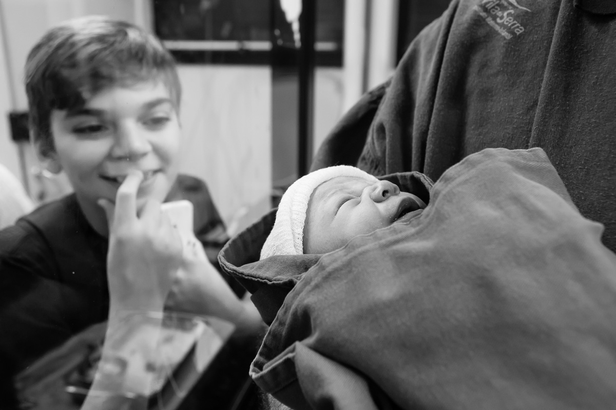 os meninos olhando para a pequena bia