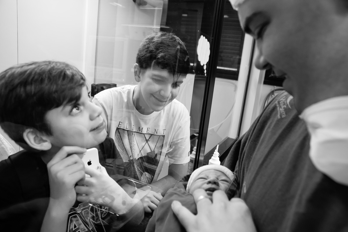 os filhos olhando para o pai