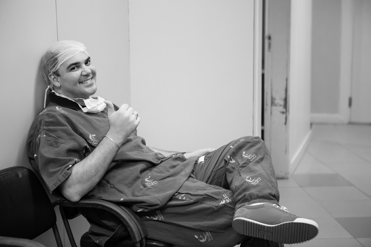 pai com roupa de hospital no Vila da Serra