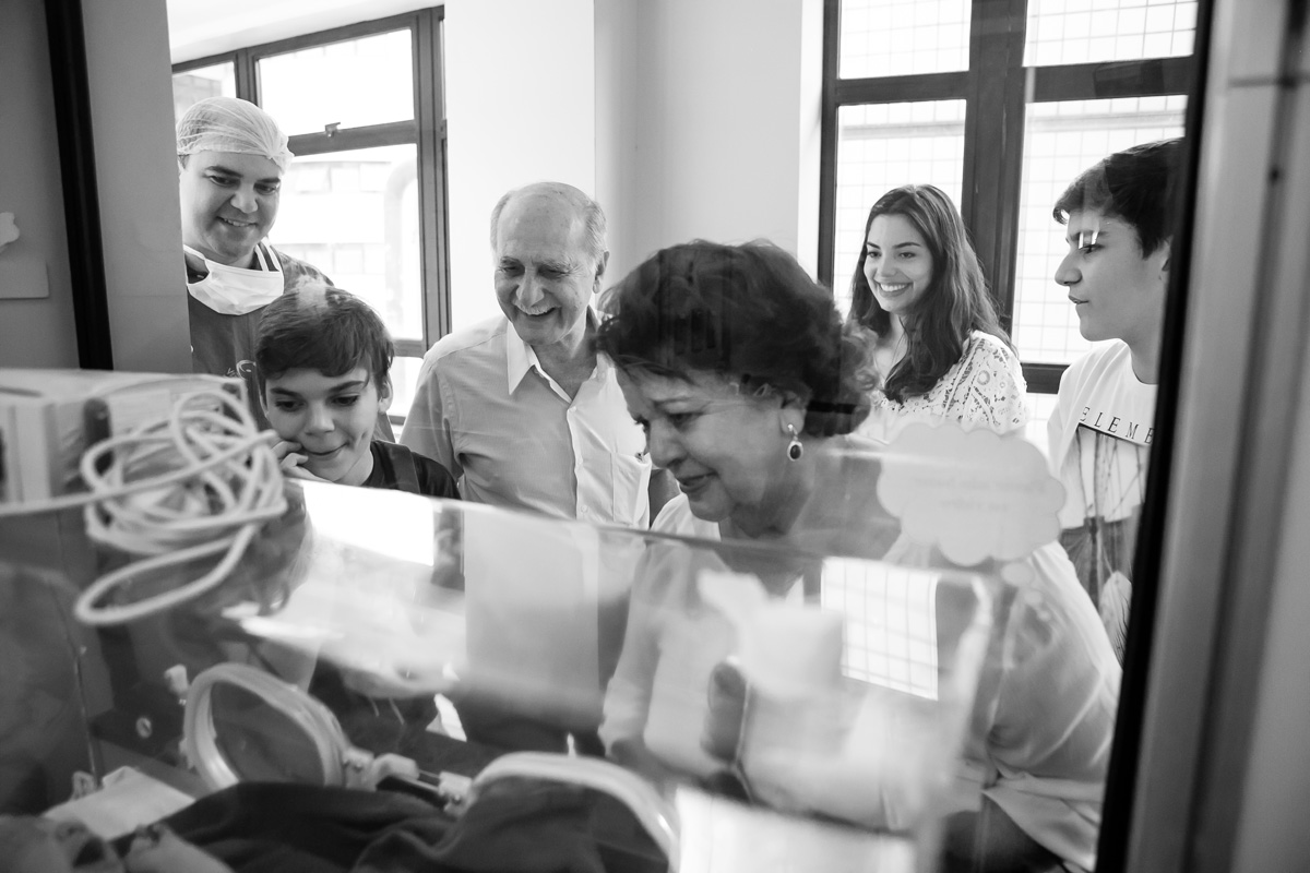 parentes observando o bebê na incubadora