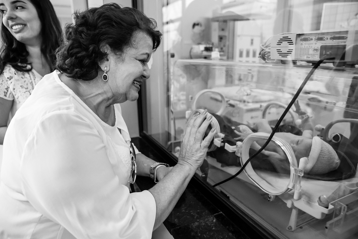 avó olhando o bebê