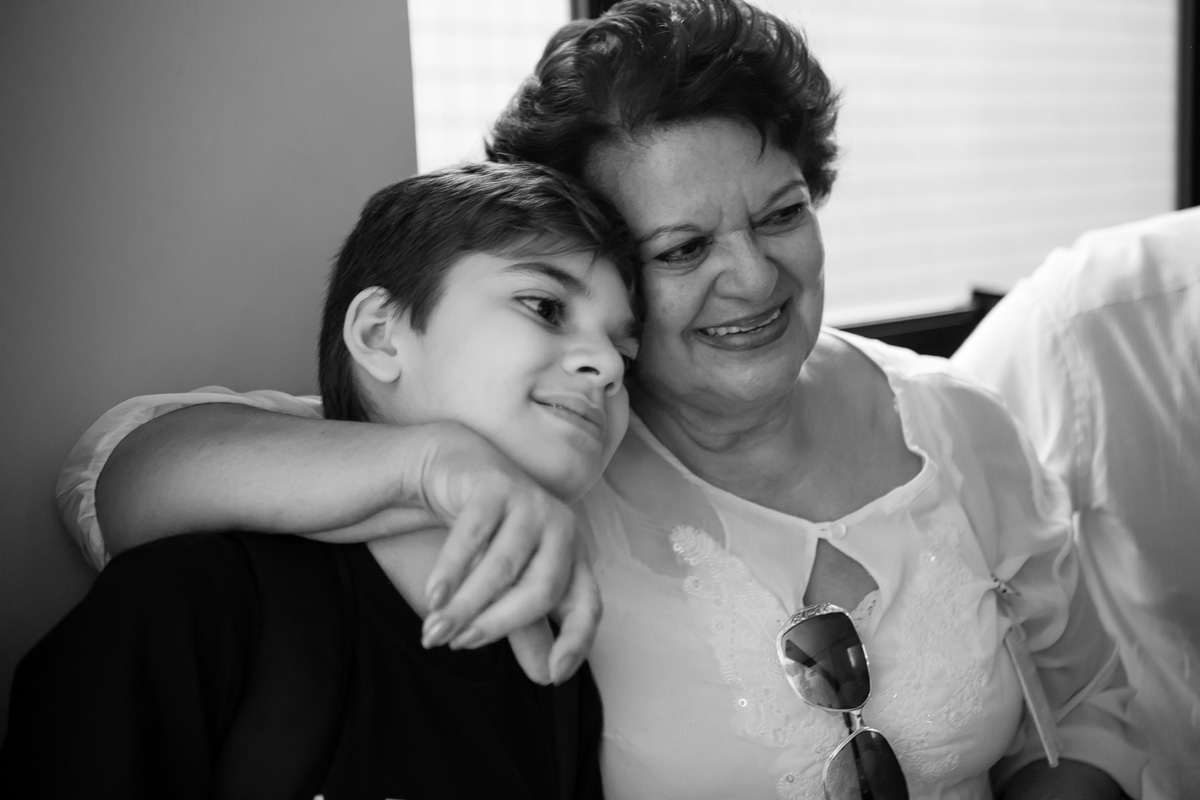 vovó sorridente com o neto