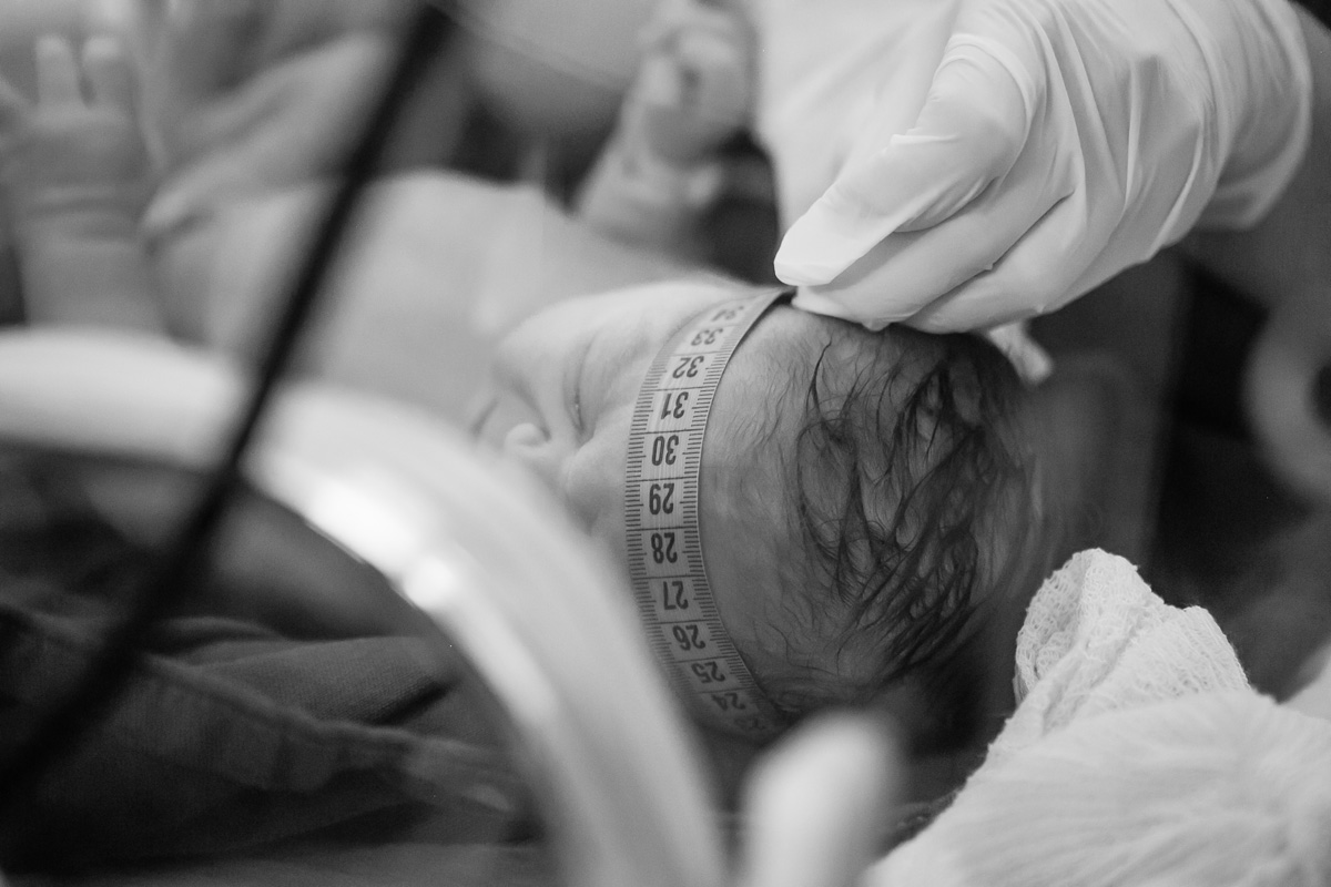 medindo a cabeça do bebê