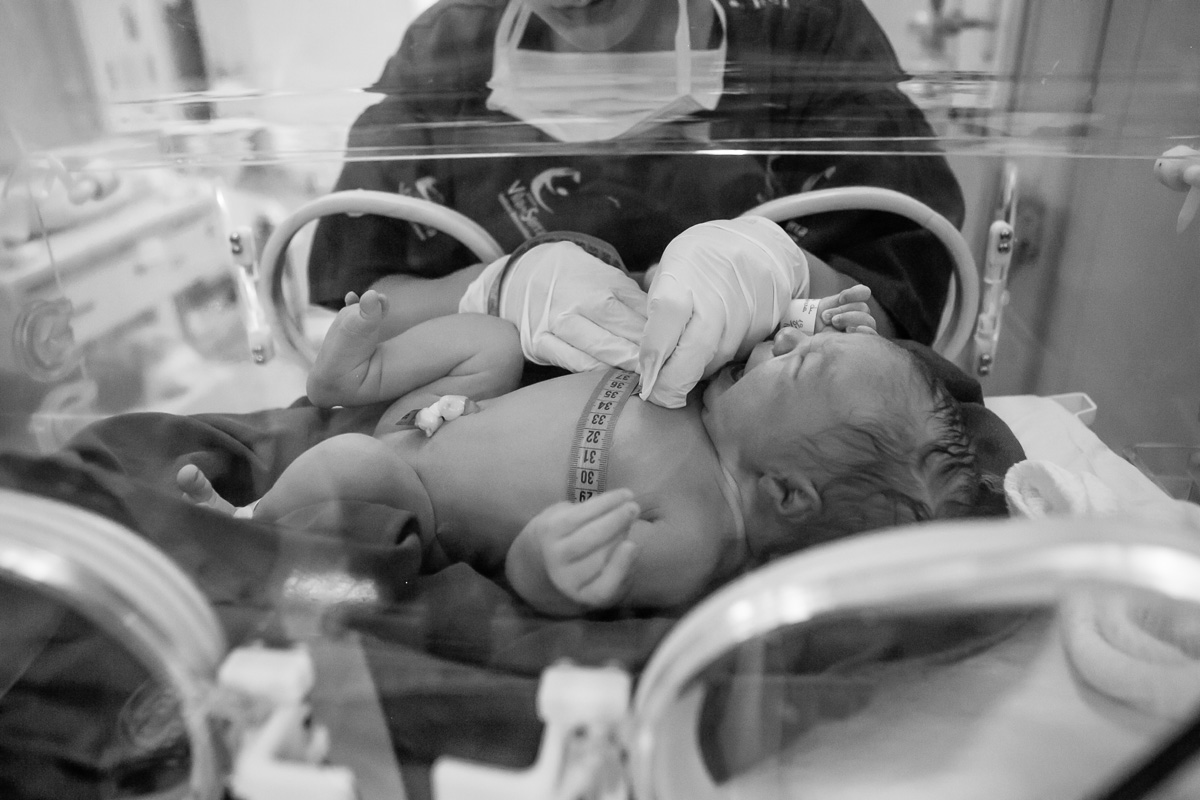 medindo o tronco do bebê