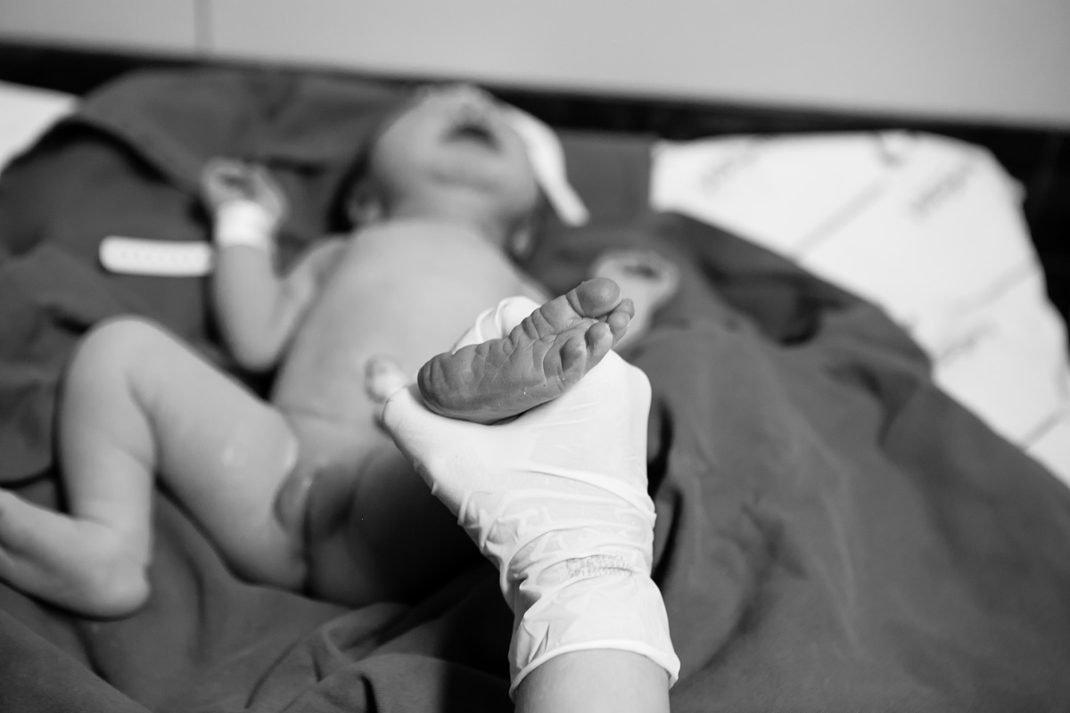 medindo o pézinho do bebê