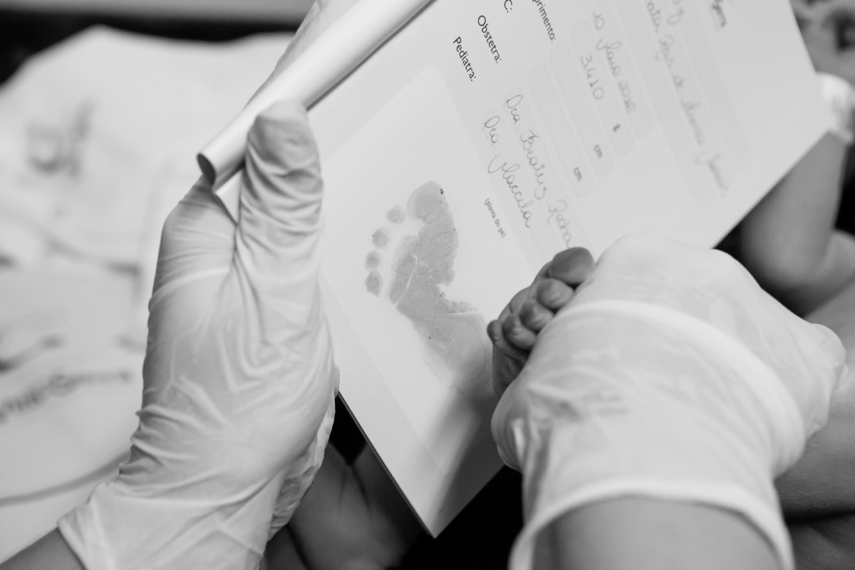 pezinho do bebê sendo marcado no papel