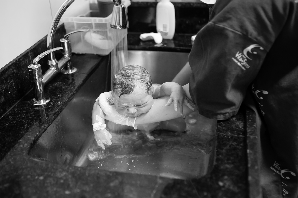 bebê recebendo o primeiro banho na pia do hospital
