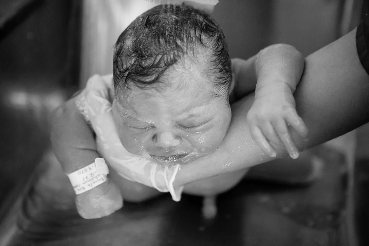 lavando a cabecinha do bebê