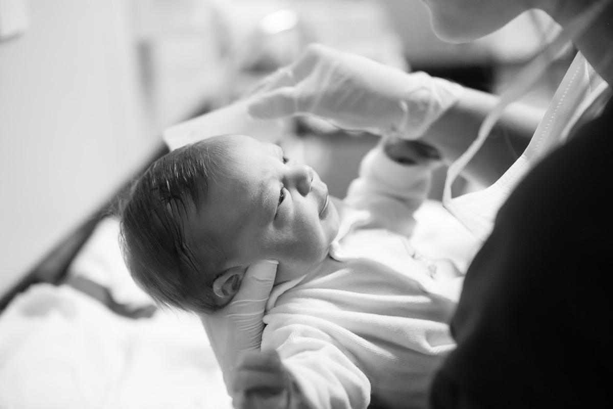 penteando o cabelo do bebê