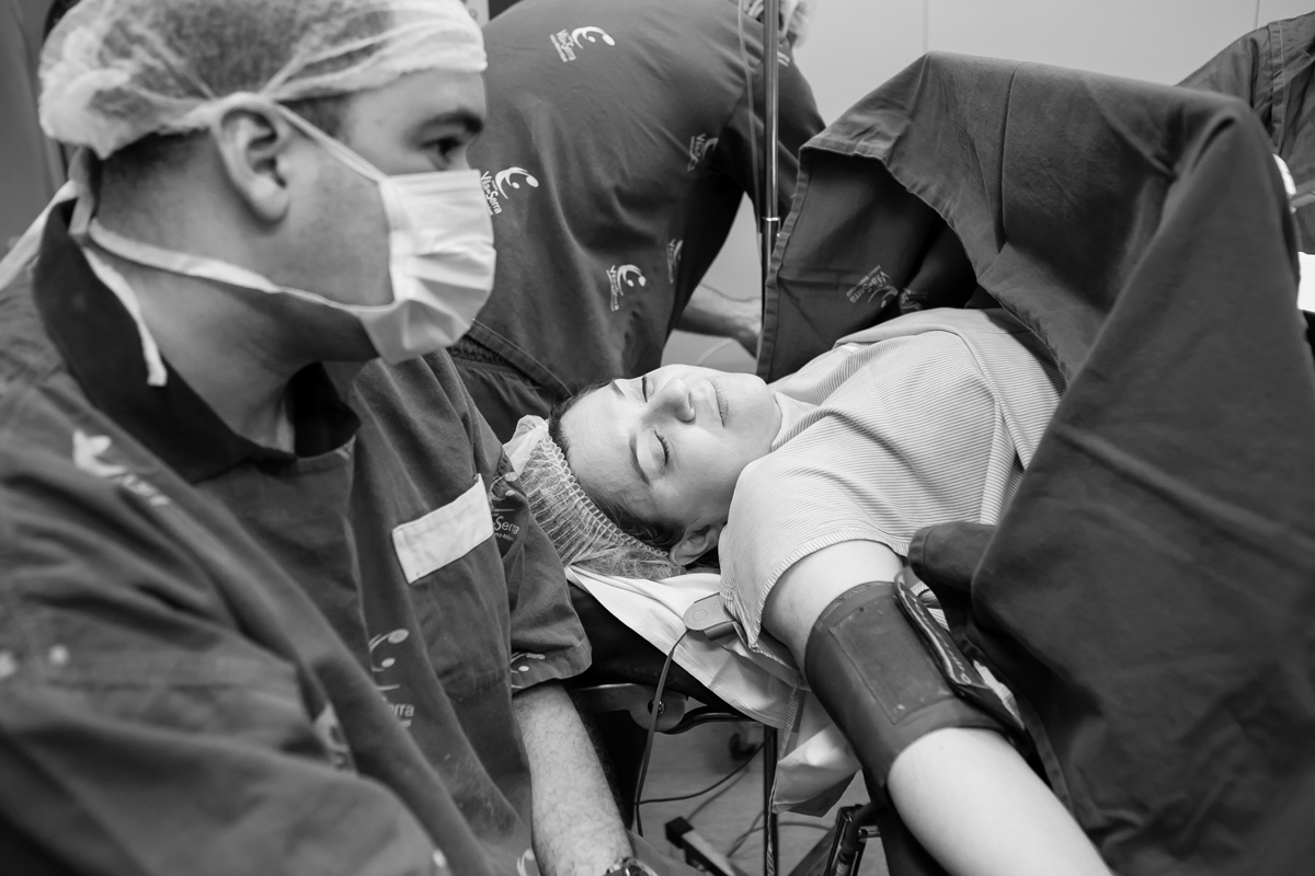 mãe e pai na sala de parto da vila da serra