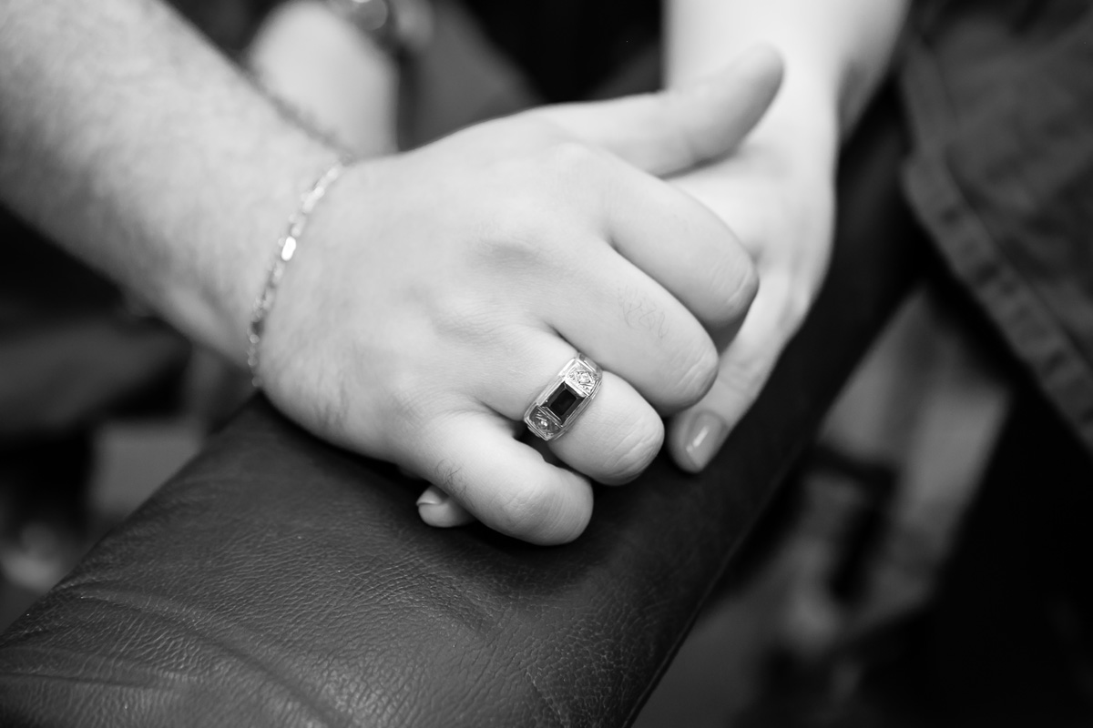 pai segurando a mão da mãe