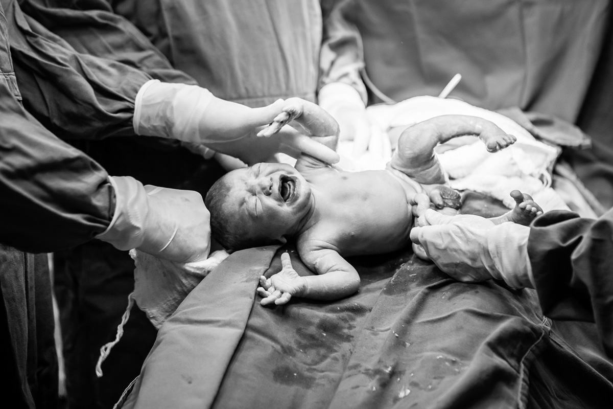 médico limpando o bebê