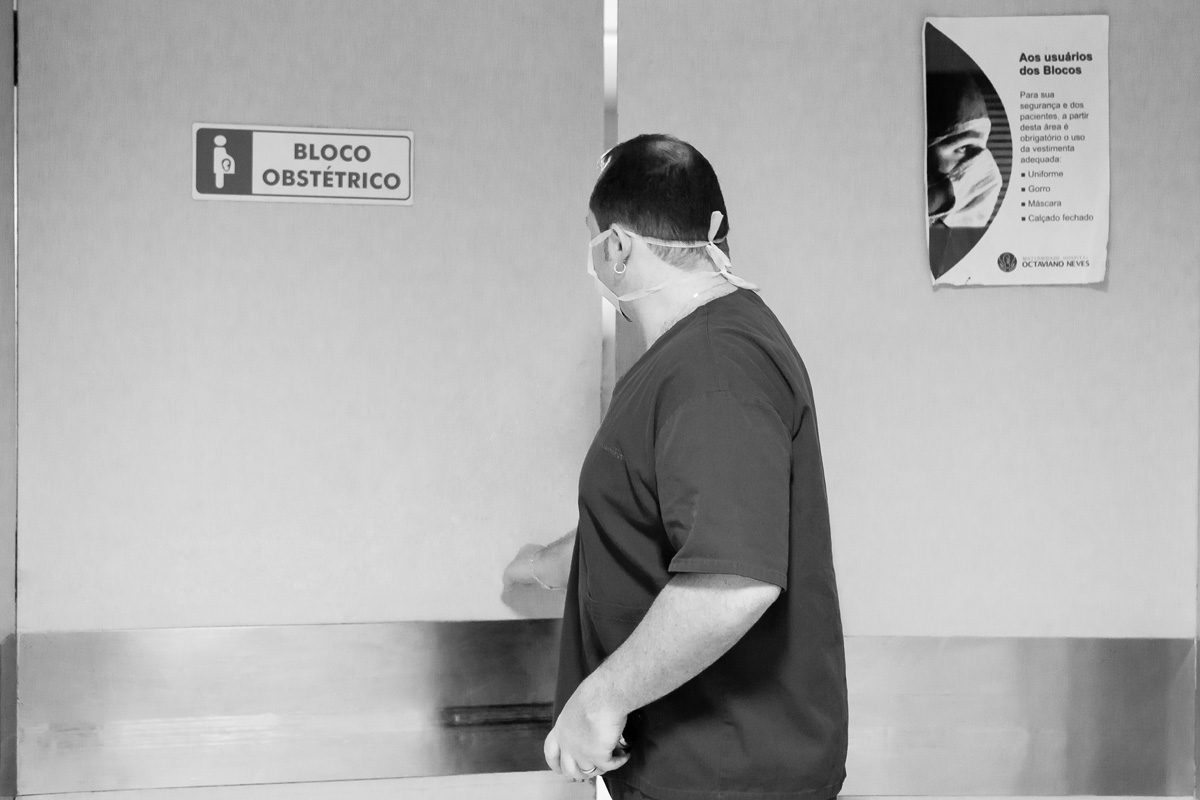 pai entrando no bloco obstétrico