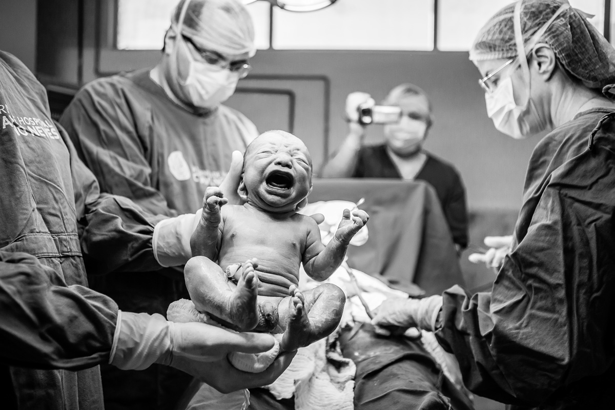 médico com os bebês