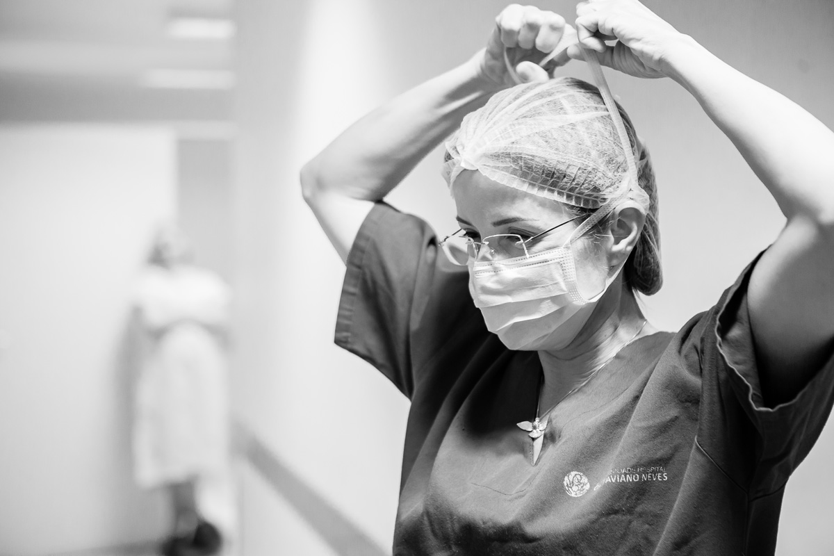 médica colocando a máscara