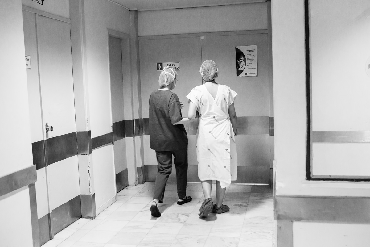 mãe entrando no bloco obstétrico
