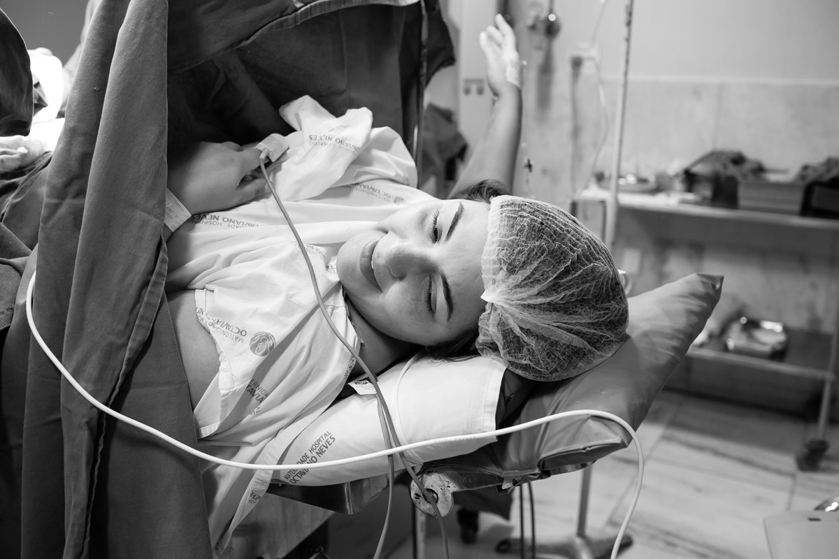 mamãe na cama de hospital