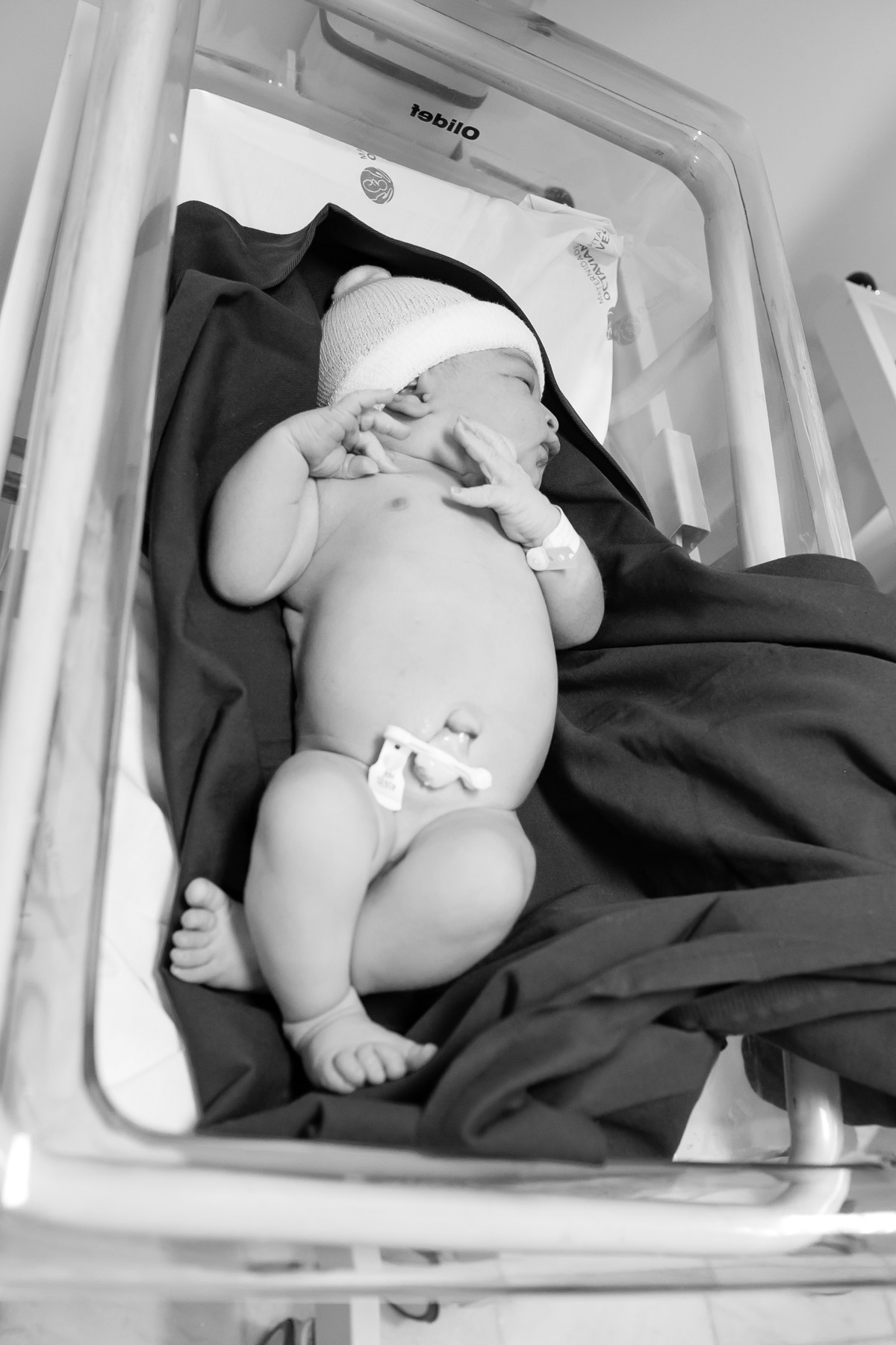 bebê no leito de hospital