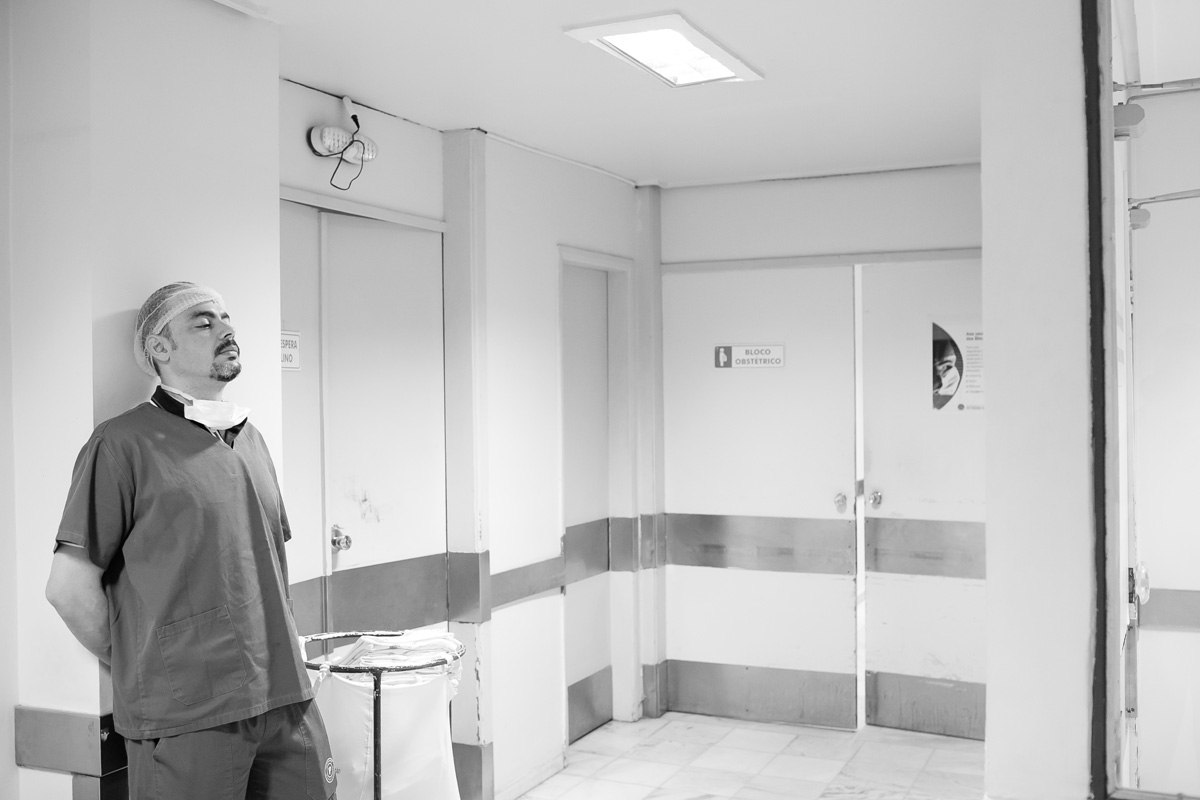 pai em pé na sala de espera