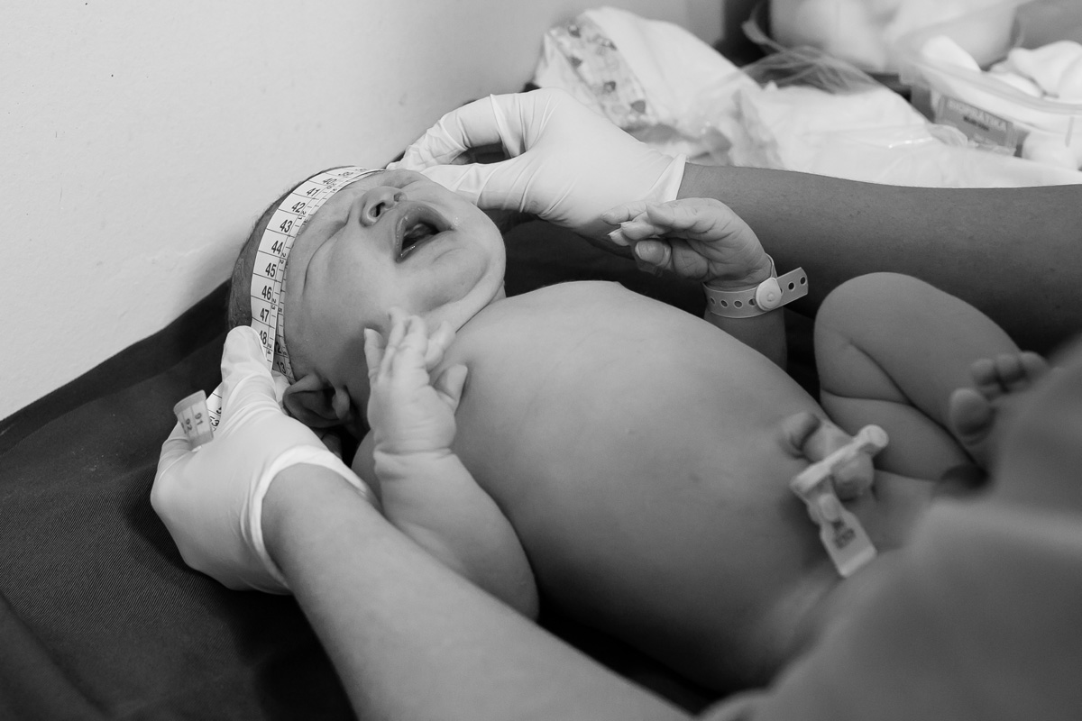 medindo a cabeça do bebê