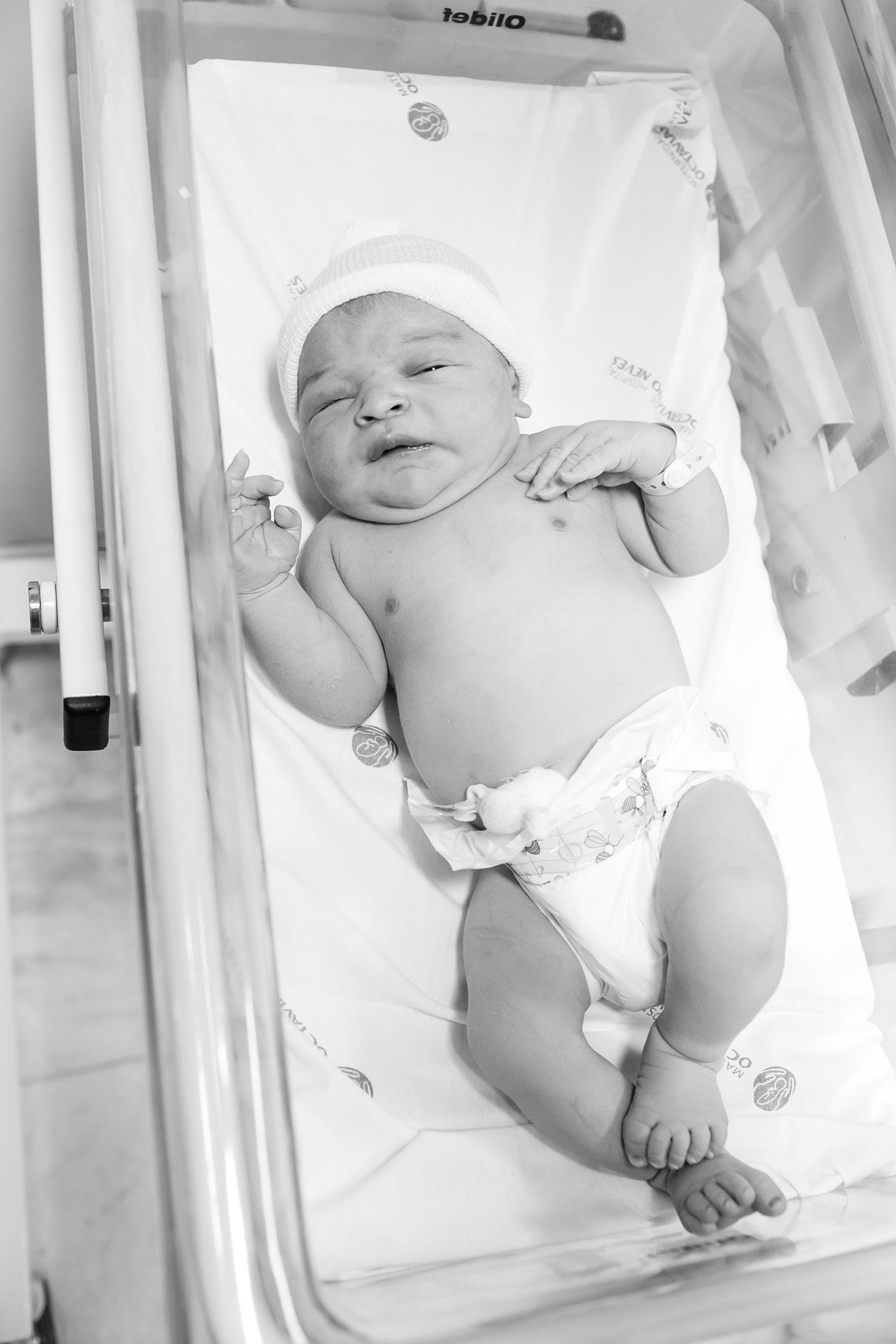 bebê no leito de hospital