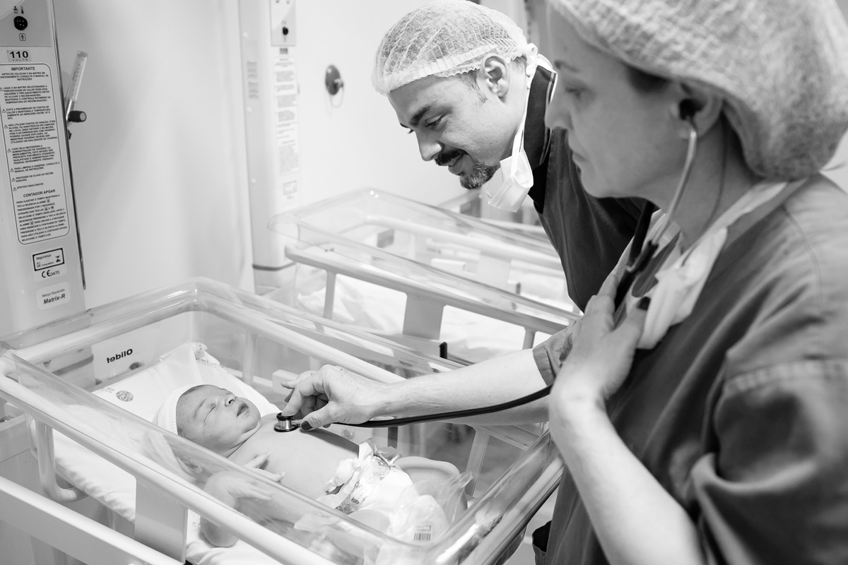 médica examinando o bebê