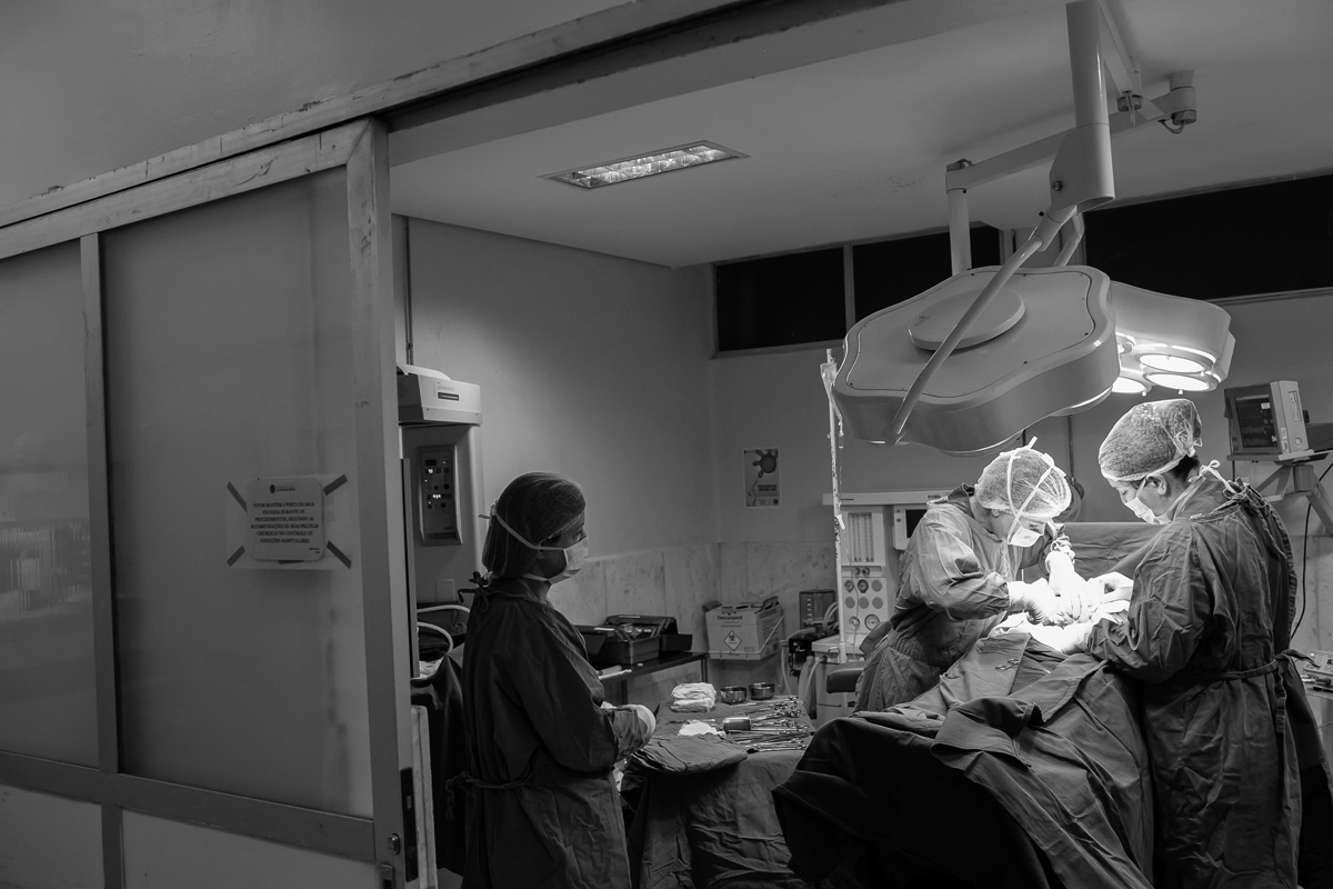 médicos na sala de cirurgia