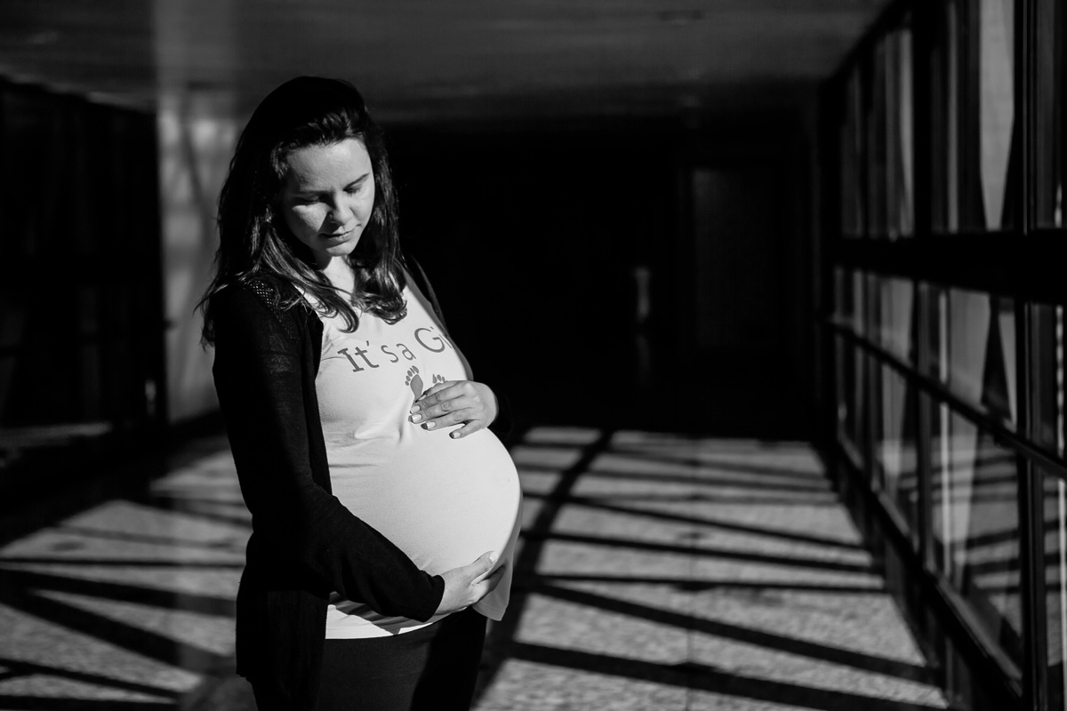 mamãe de frente para a janela