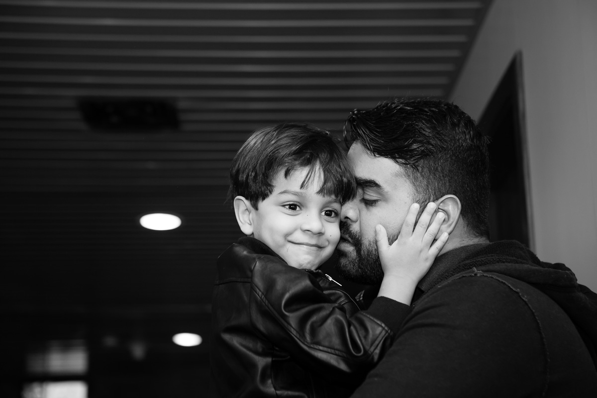 pai abraçando o filho