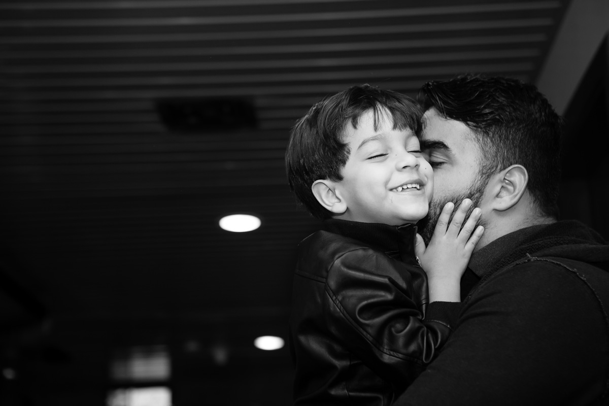 pai dando um beijo no filho