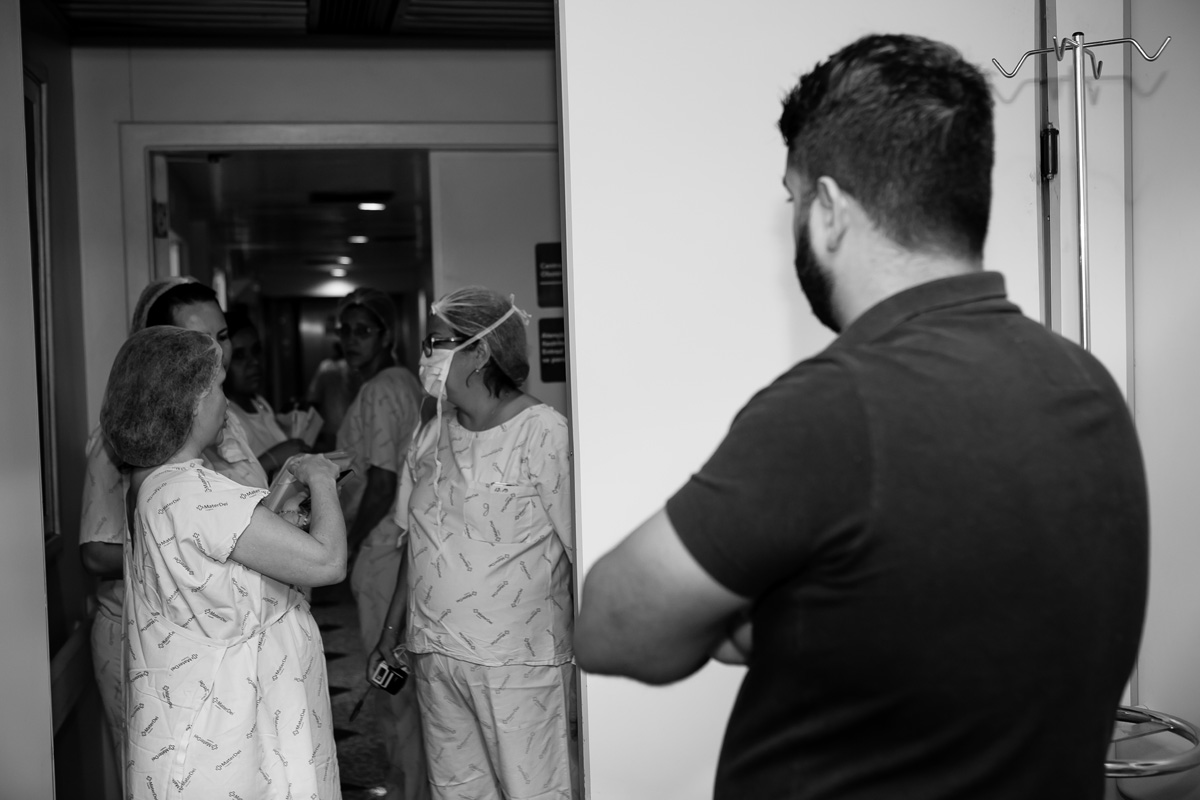 pai observando as enfermeiras