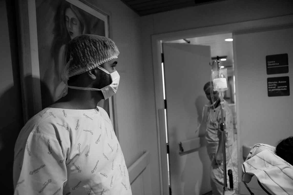 homem na sala de espera