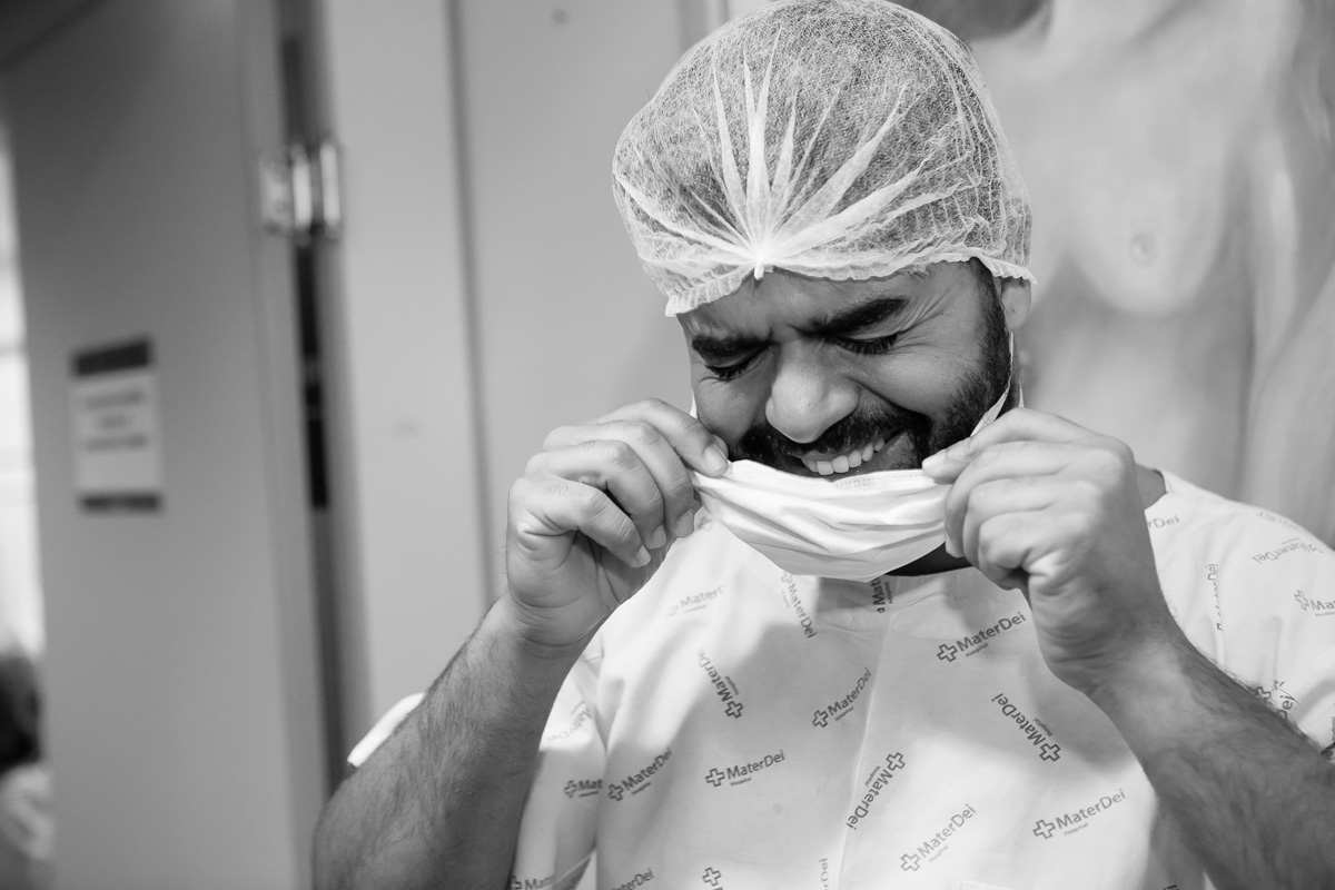 pai colocando a máscara