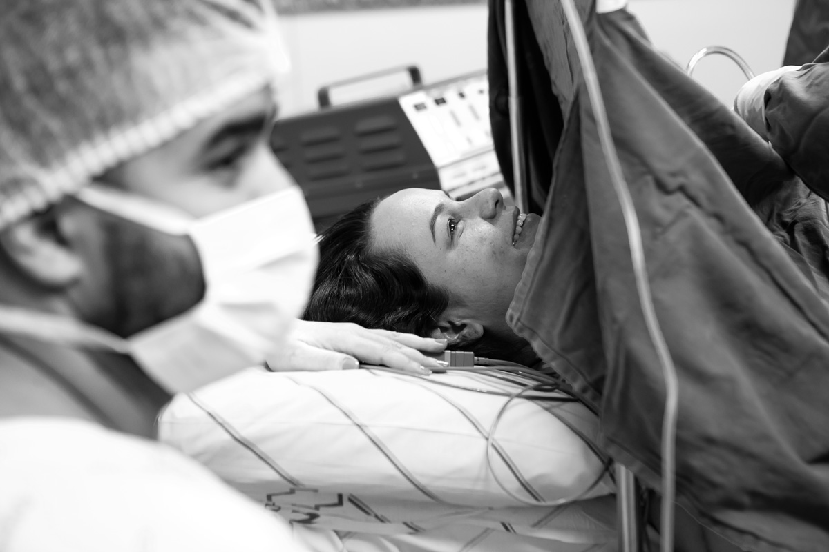 mamãe esperando a chegada da filha