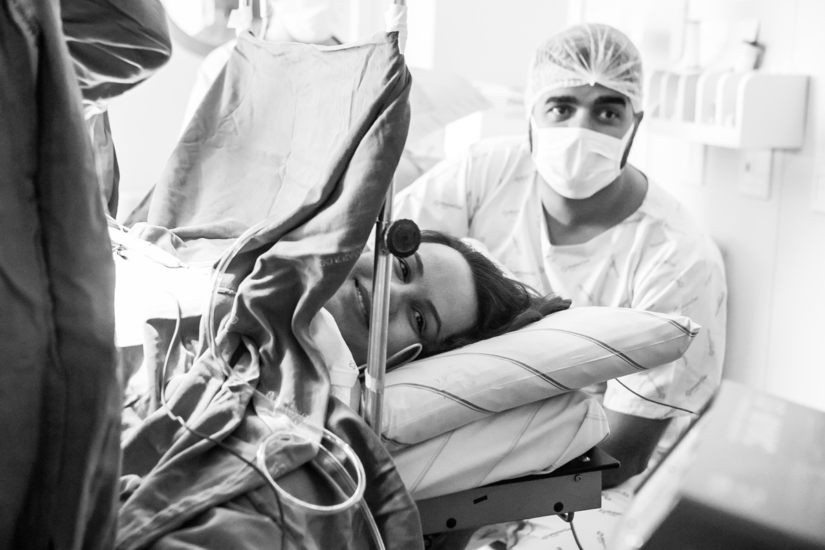 mamãe esperando a chegada da filha