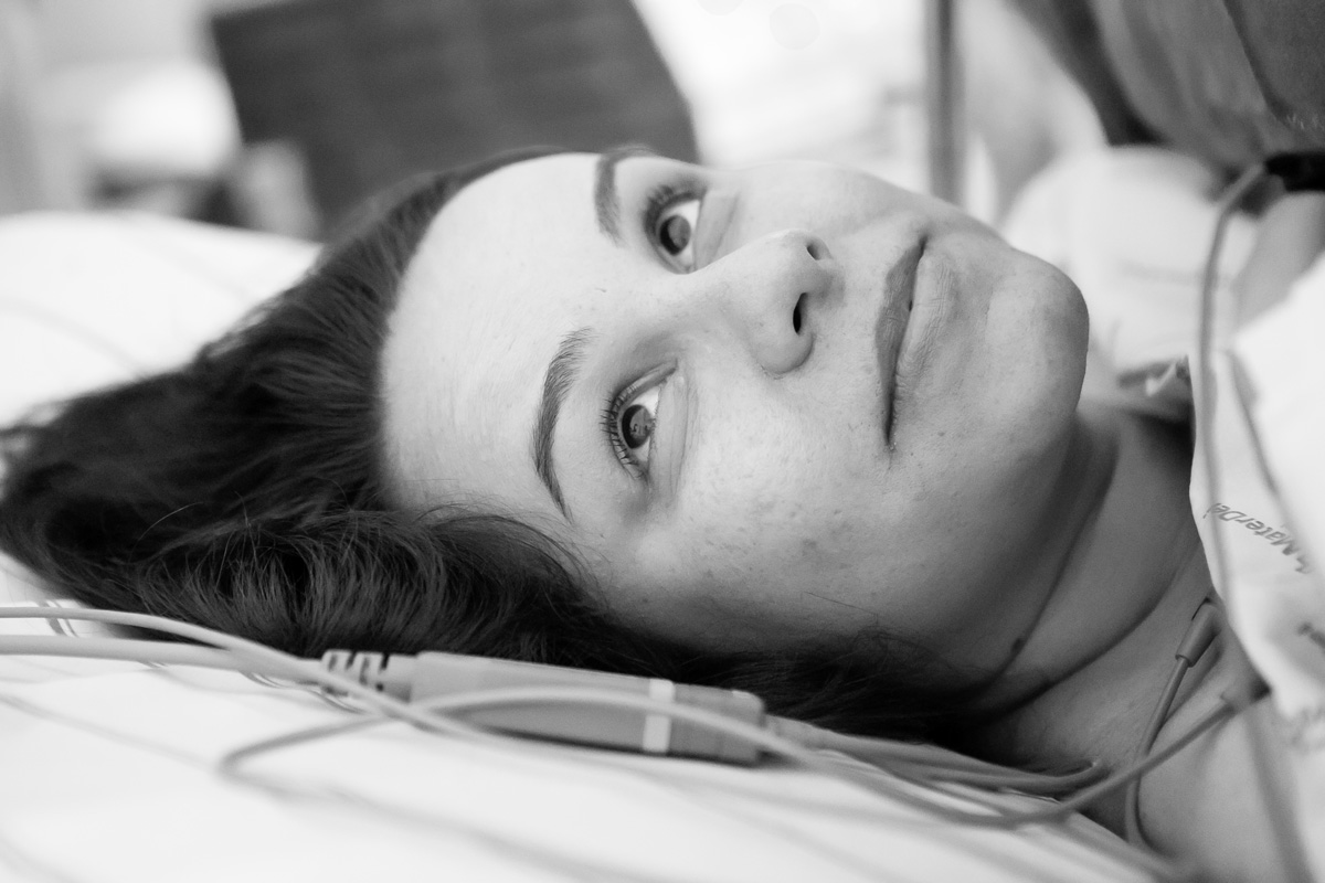 mamãe séria esperando a chegada da filha