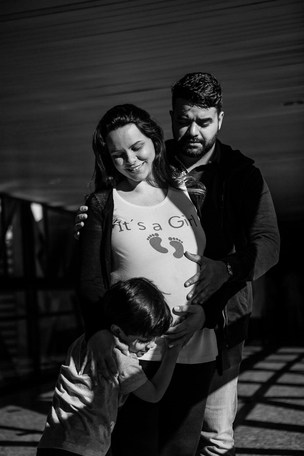 filho abraçando a barriga da mãe