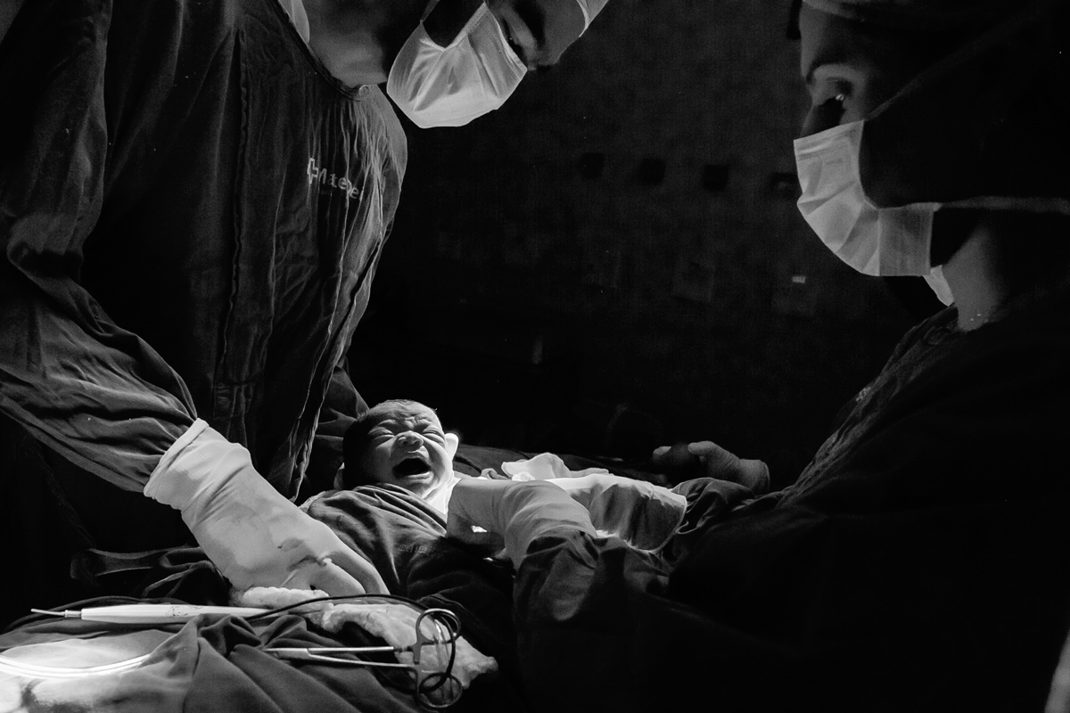 médicos com o bebê