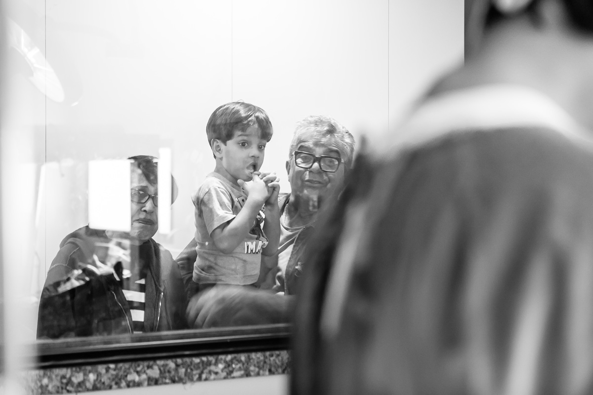 filho olhando para os pais