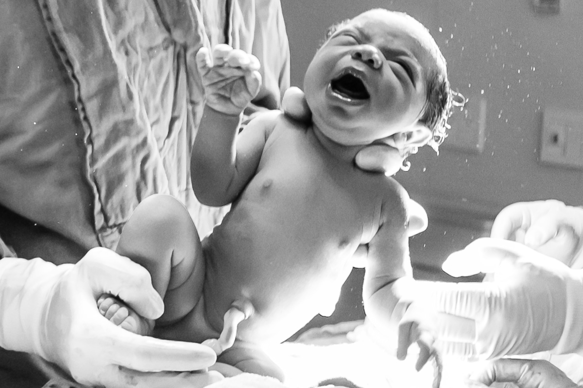 médico mostrando o bebê