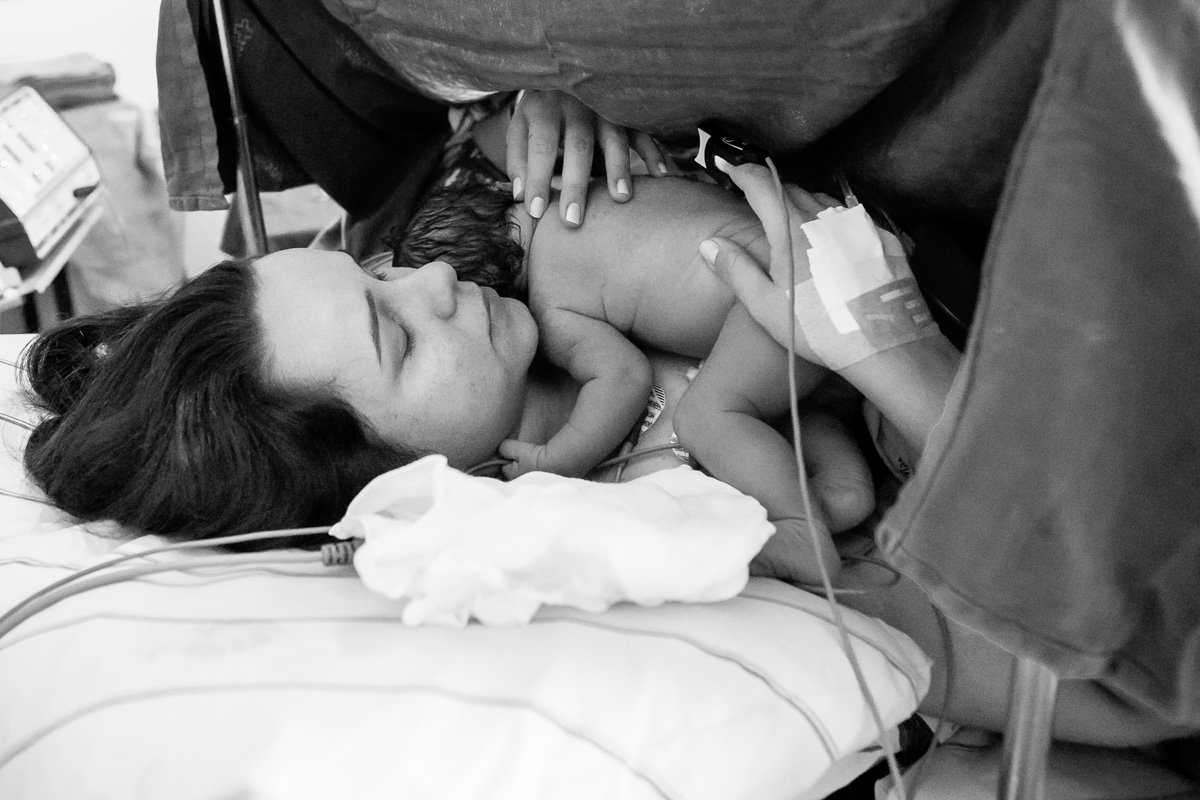 mãe segurando o bebê