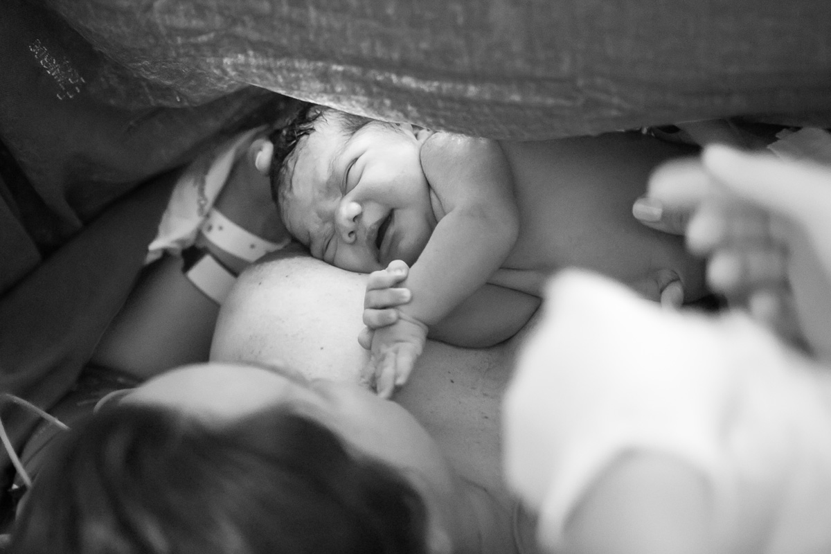 mãe fazendo carinho na filha