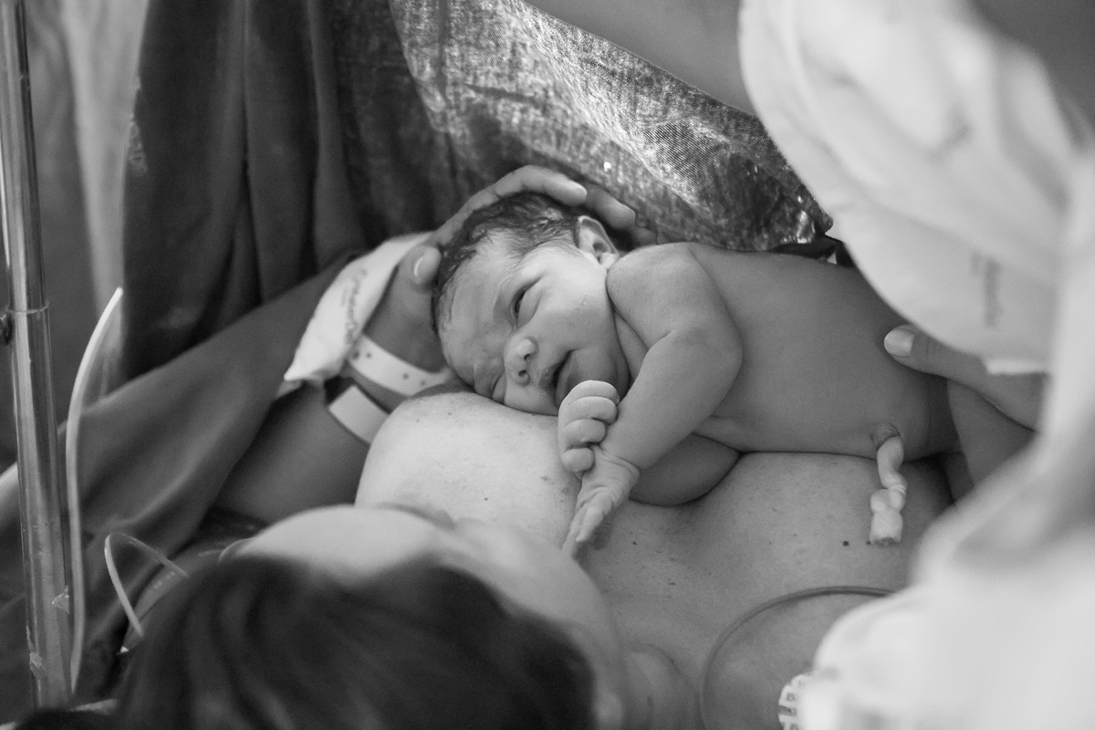 mamãe acalmando a filha