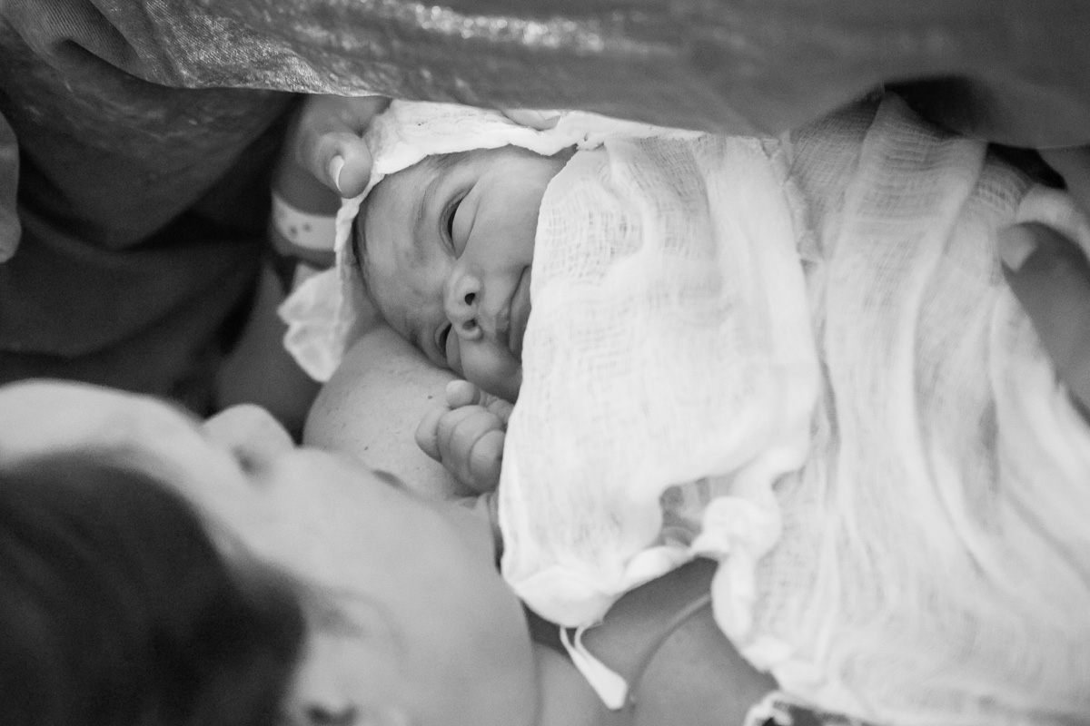 mamãe limpando o bebê