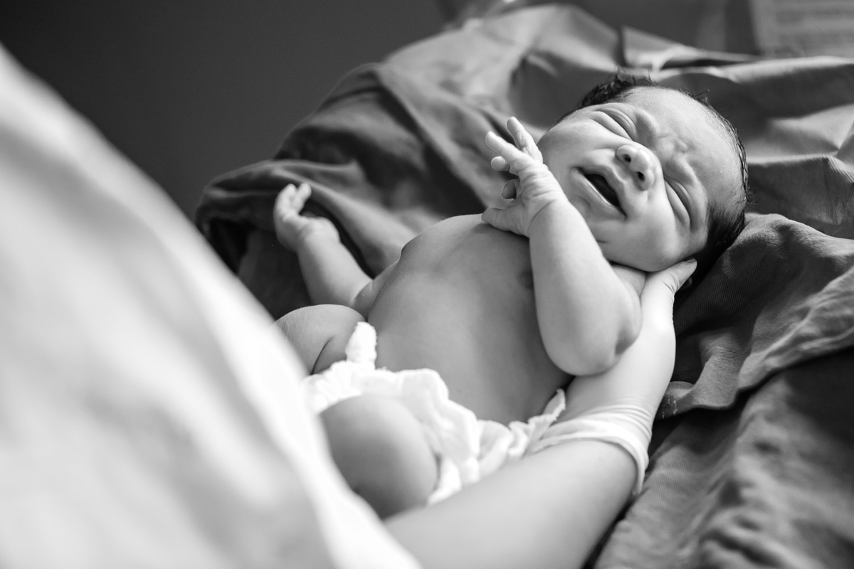 enfermeira segurando o bebê