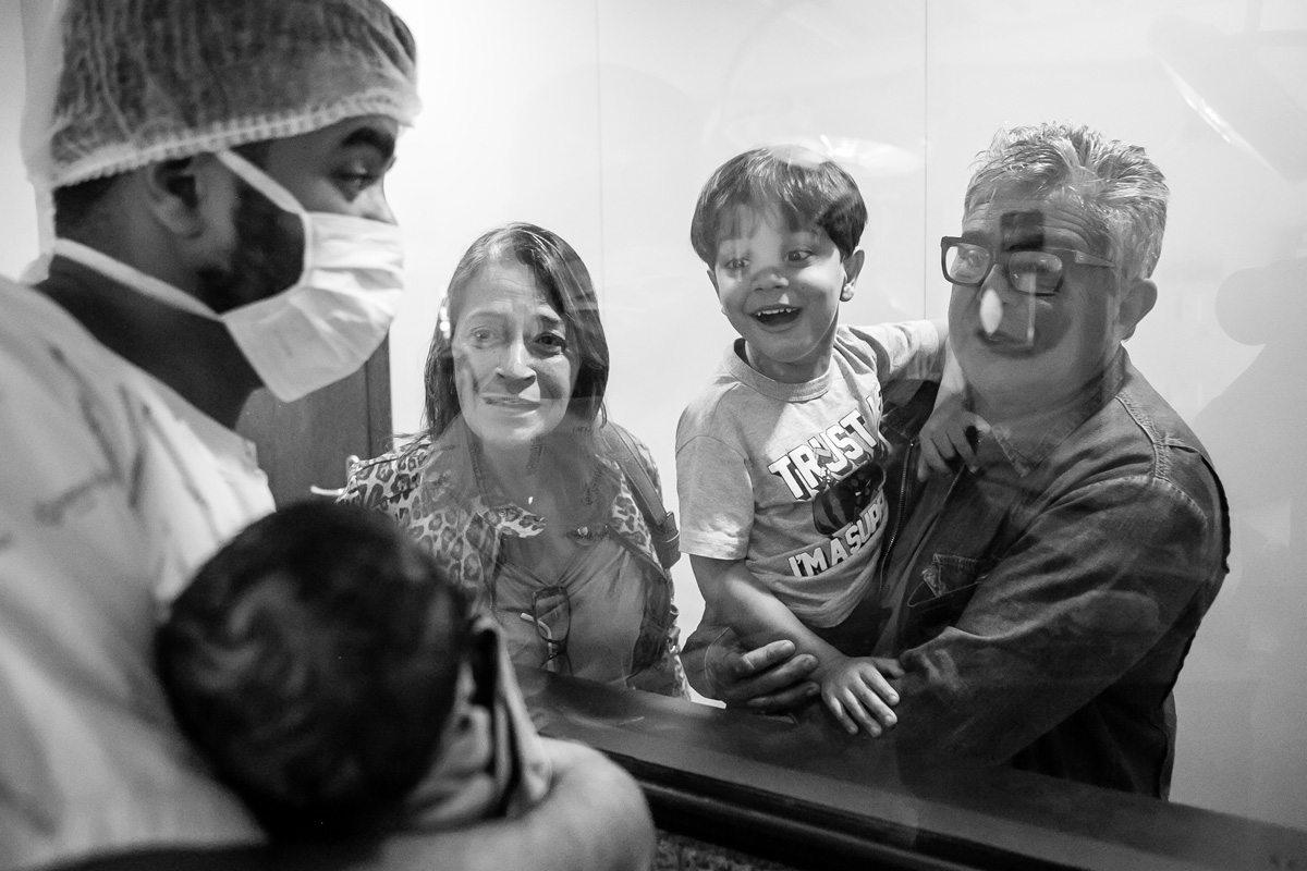 irmãozinho conhecendo a irmanzinha