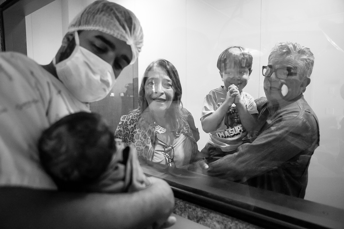 vovó olhando o bebê