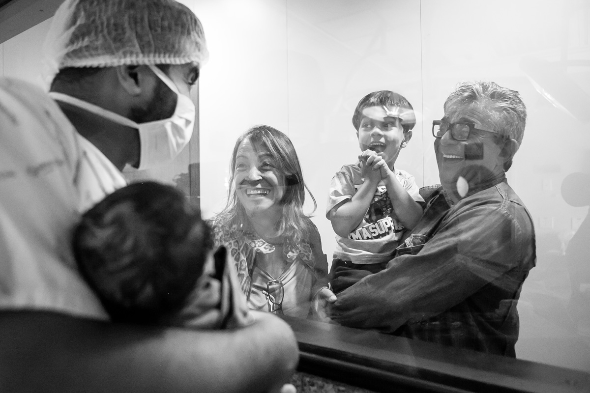 menino sorrindo para o pai